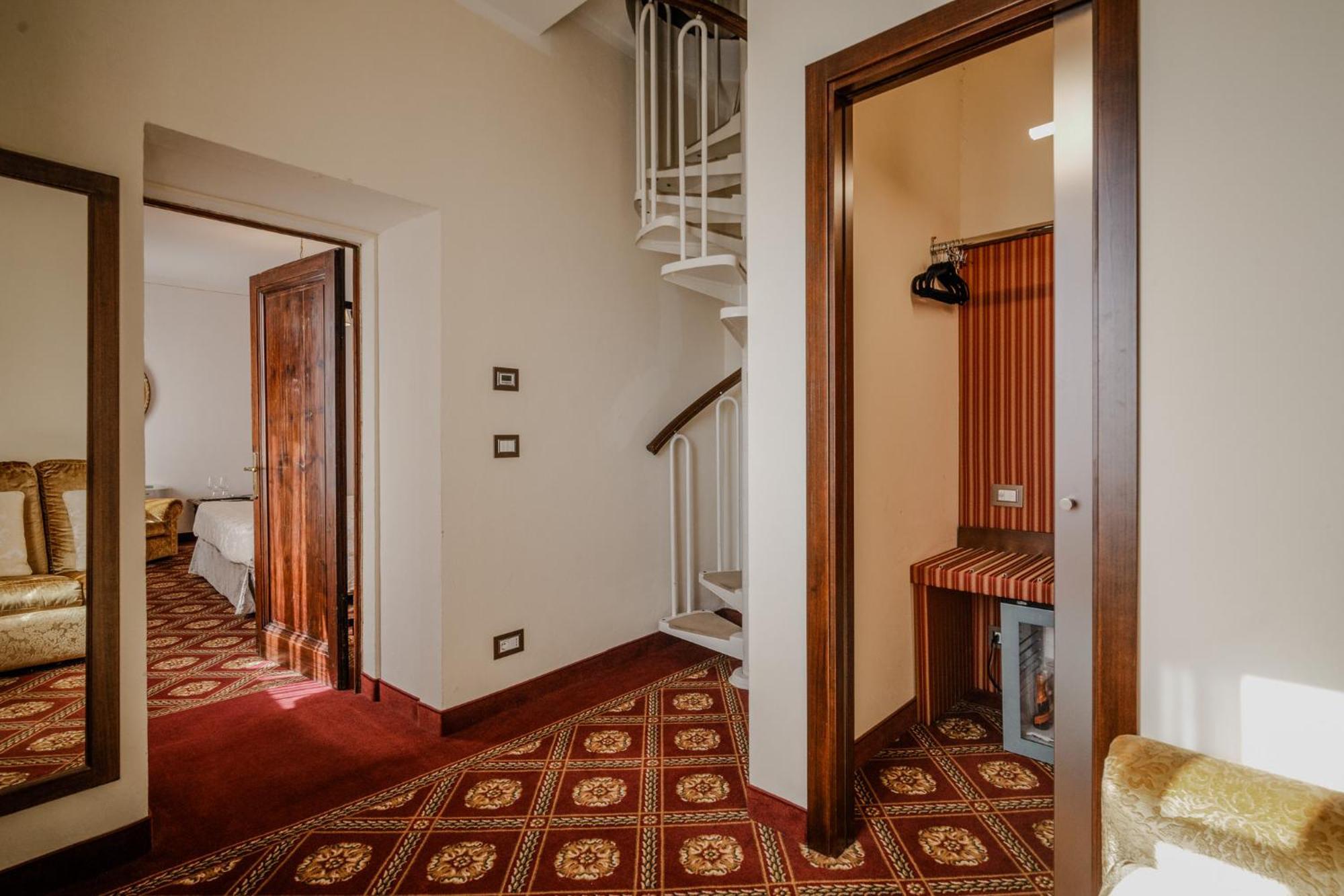 Villa Lecchi Hotel Wellness コッレ・ヴァル・デルザ エクステリア 写真
