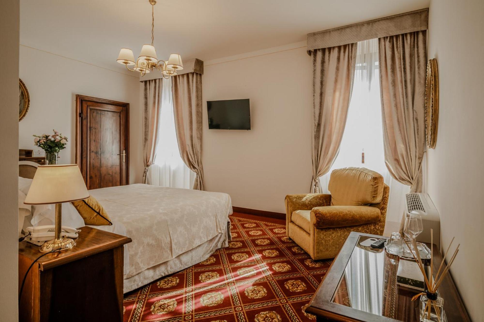 Villa Lecchi Hotel Wellness コッレ・ヴァル・デルザ エクステリア 写真