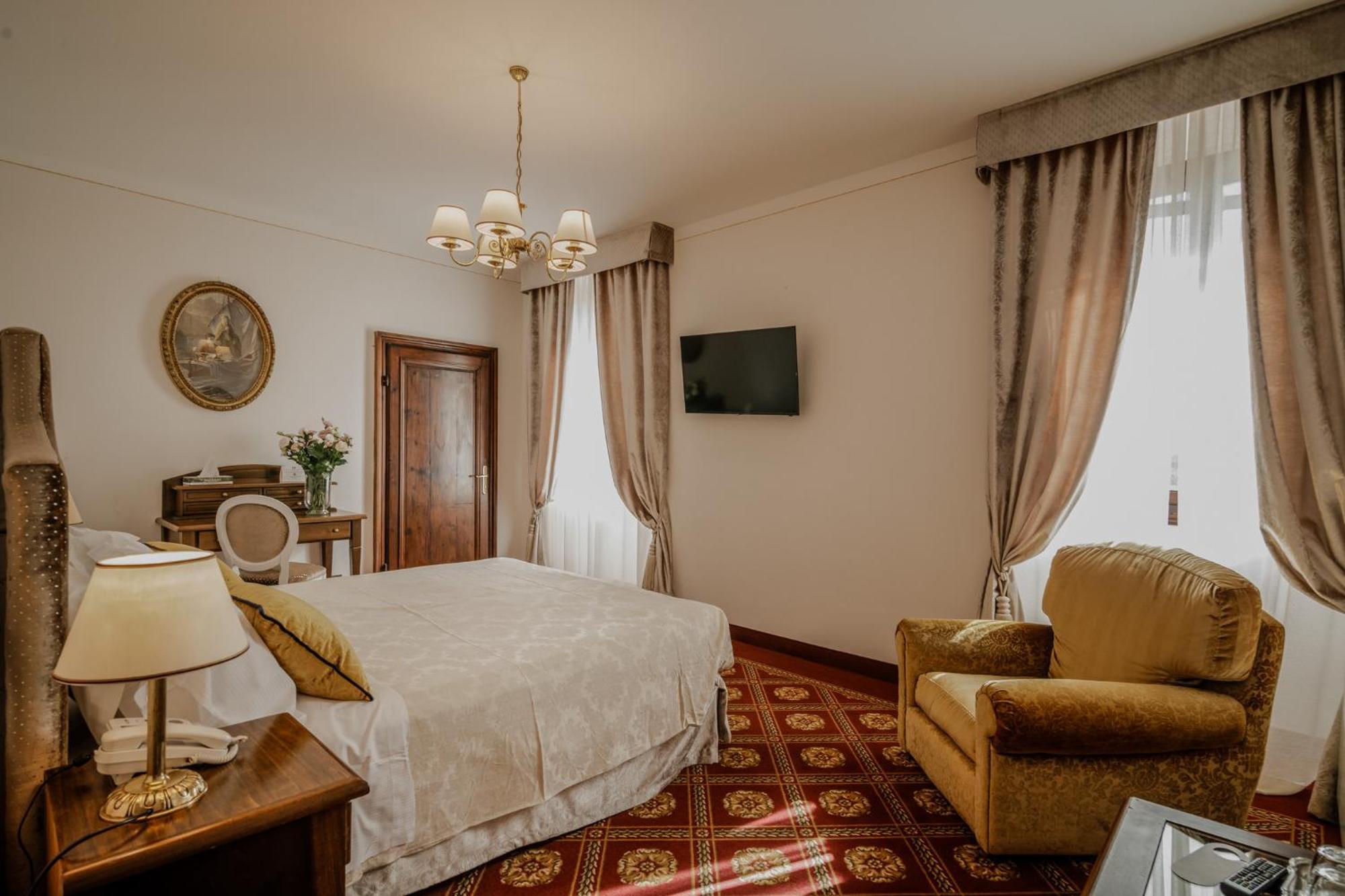 Villa Lecchi Hotel Wellness コッレ・ヴァル・デルザ エクステリア 写真